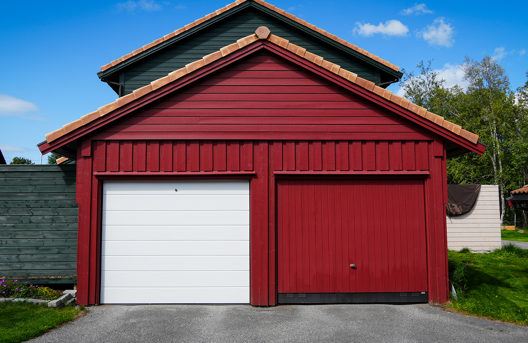 Garageport Hvit Rodt Hus Wallners (1)